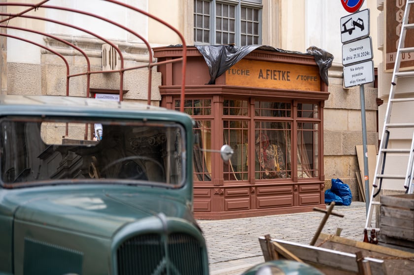 Plan zdjęciowy w okolicach Uniwersytetu Wrocławskiego. - Z uwagi na szczególne tło historyczne serialu (nazistowskie Niemcy lat 30. XX wieku), w przestrzeni miasta powstaną plany scenograficzne, uwzględniające określone znaki i symbole, charakterystyczne dla danego okresu historycznego, których nie należy w żaden sposób interpretować dosłownie – są jedynie dekoracją do filmu - informuje producent filmu